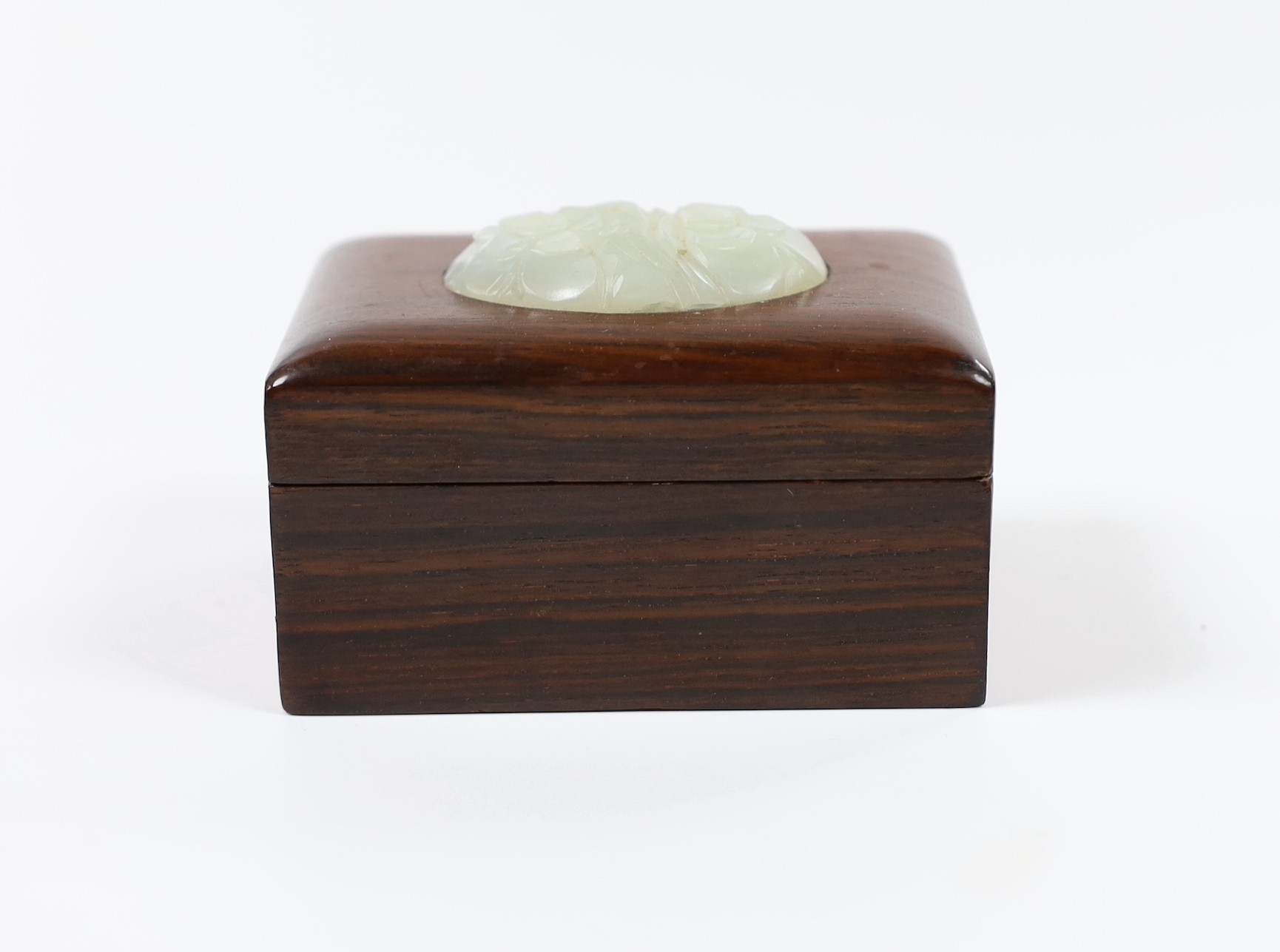 A Chinese bowenite jade mounted box, 10cm